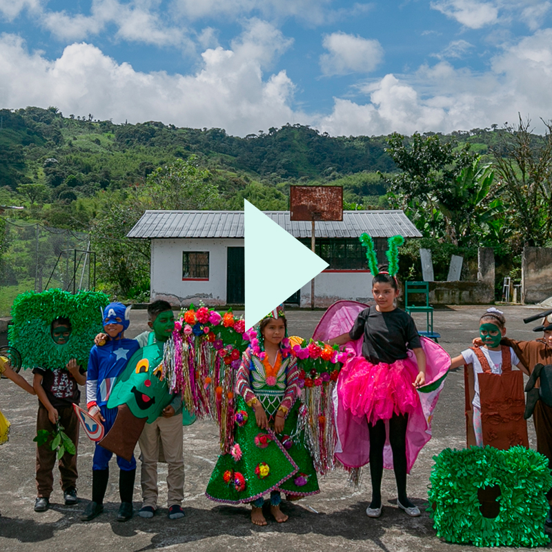 Preview del video. Niños con trajes temáticos.
