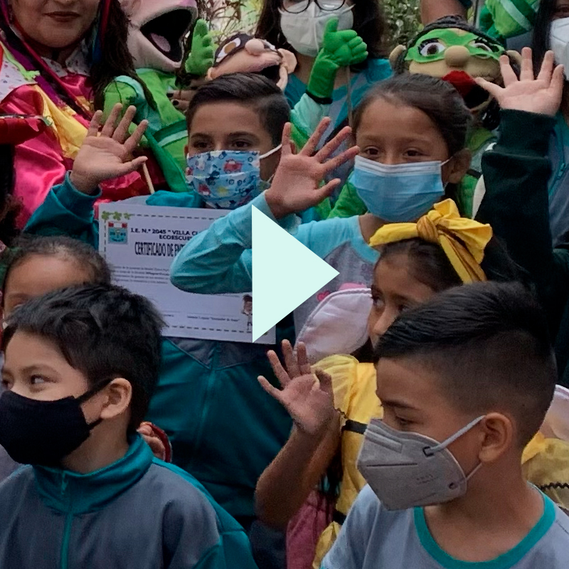 Preview del video. Niños mostrando sus manos.