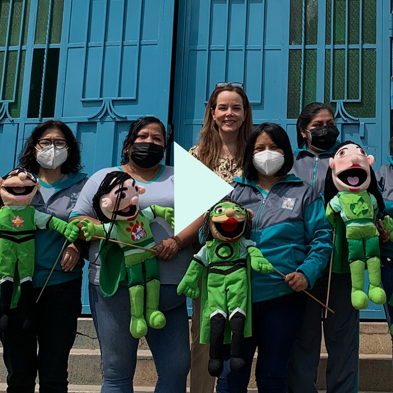 Preview del video. Profesoras sosteniendo títeres.