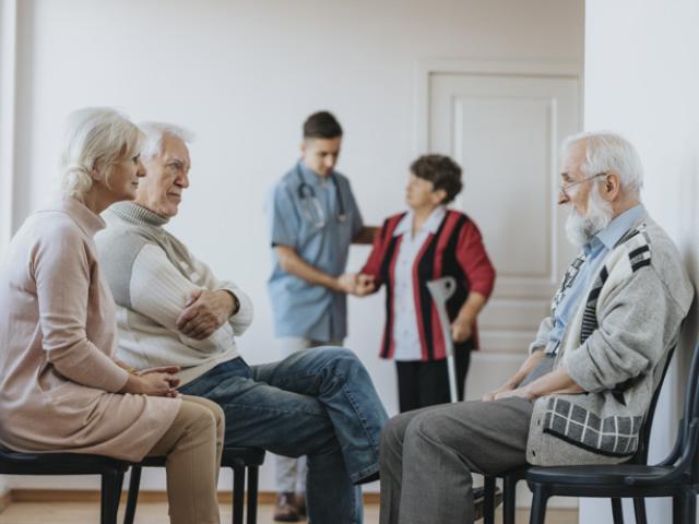Pacientes con Alzheimer en un centro de cuidado