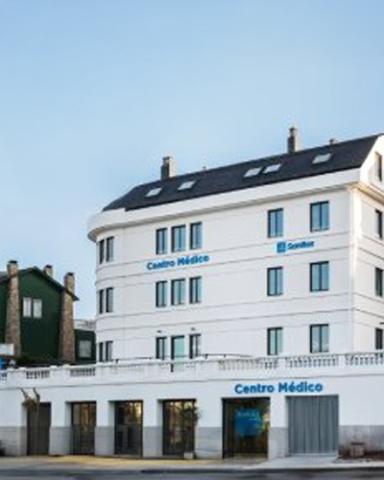 Fachada del Centro Médico Riazor.