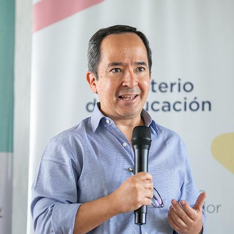 Leopoldo Báez (Bupa) presentando Huellas de Cambio en Ecuador.