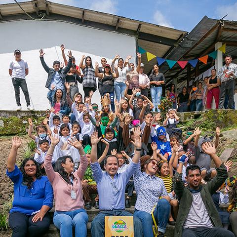 Niños, niñas y adultos celebran juntos durante la entrega de los espacios TINI.