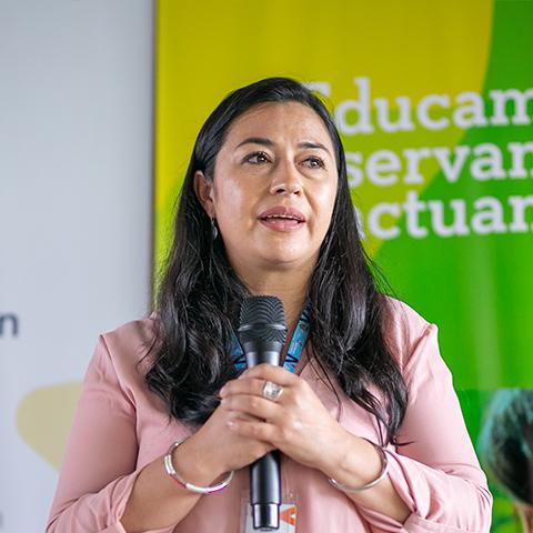 Mujer habla ante el público durante la actividad de educación ambiental.