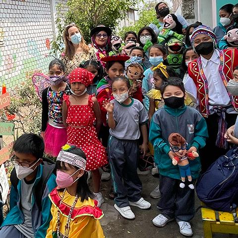 Los niños con disfraces y uniforme posan junto a la huerta.