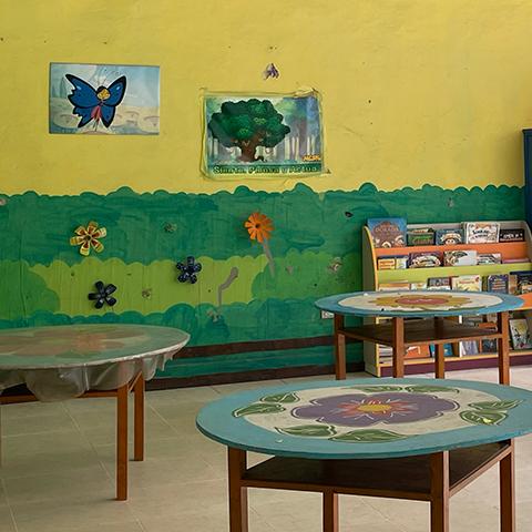Fotografía del interior de uno de los salones de clase.