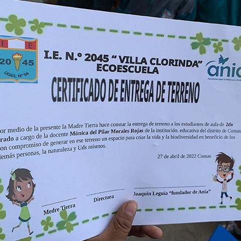 Certificado de entrega de terreno entregado a una docente.