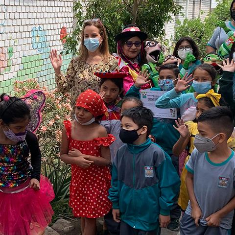 Niños y niñas con trajes tradicionales participan en una actividad cultural.